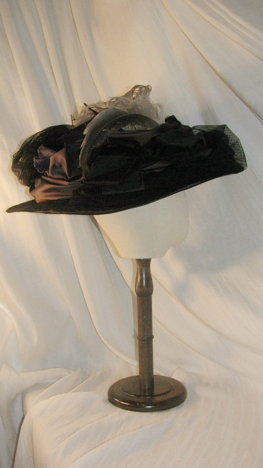 1900-Inspired Black Satin and Tulle Wide-Brimmed Hat with Floral Embellishments ARHA1001