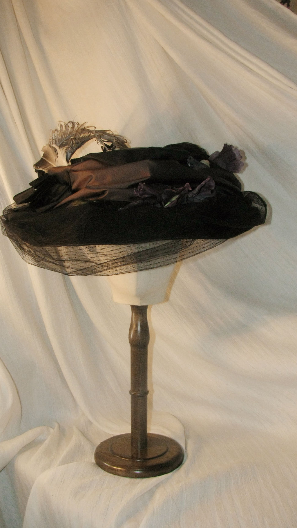 1900-Inspired Black Satin and Tulle Wide-Brimmed Hat with Floral Embellishments ARHA1001