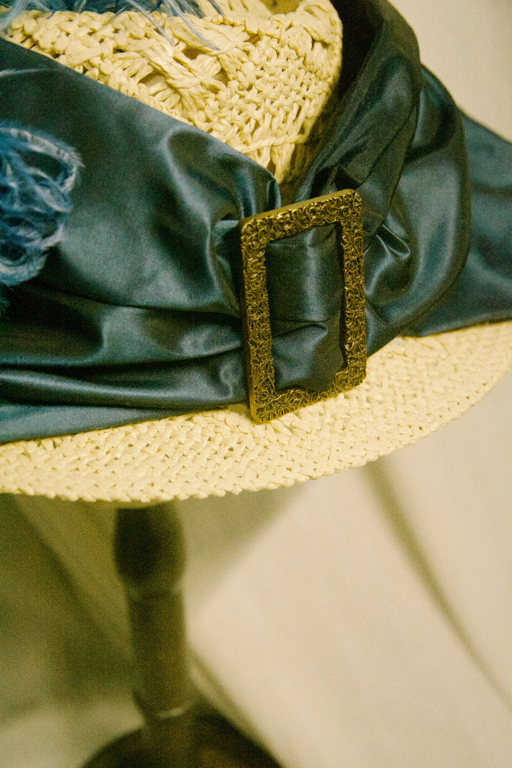 Multi-Use Victorian Edwardian Style Taffeta Ribbon | Faux Ostrich Feather & Retro Buckle Trim Straw Hat ARHA1035