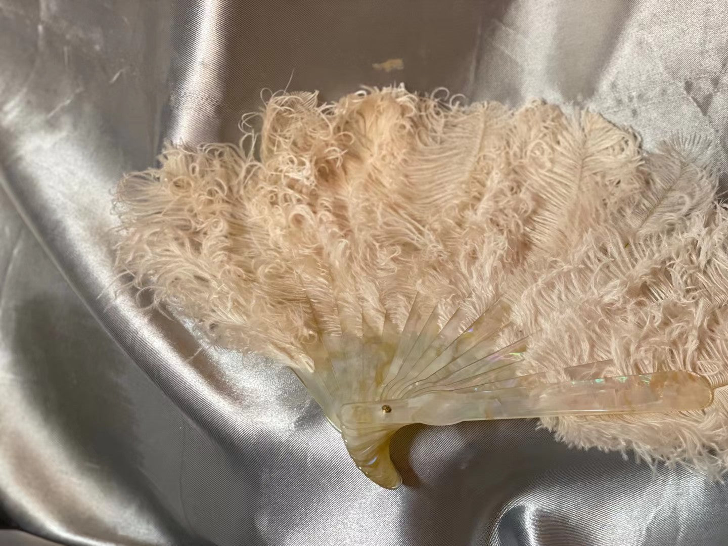 Handcrafted Faux Ostrich Feather Fan | Elegant Iridescent Shell-Like Ribs Vintage Style Decor for Wedding Bridal Party & Photo Prop ARCC1009