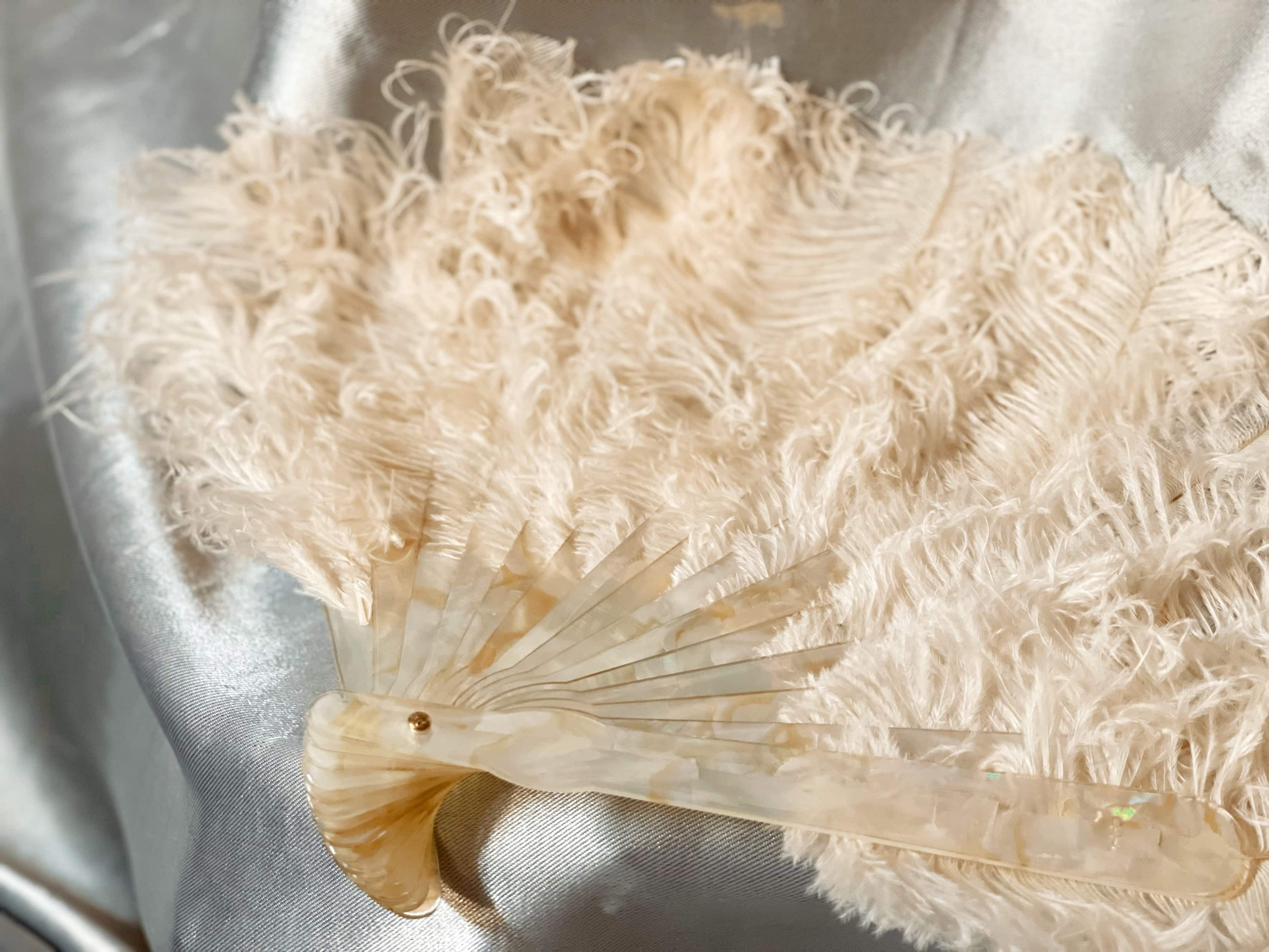 Handcrafted Faux Ostrich Feather Fan | Elegant Iridescent Shell-Like Ribs Vintage Style Decor for Wedding Bridal Party & Photo Prop ARCC1009