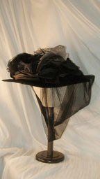1900-Inspired Black Satin and Tulle Wide-Brimmed Hat with Floral Embellishments ARHA1001
