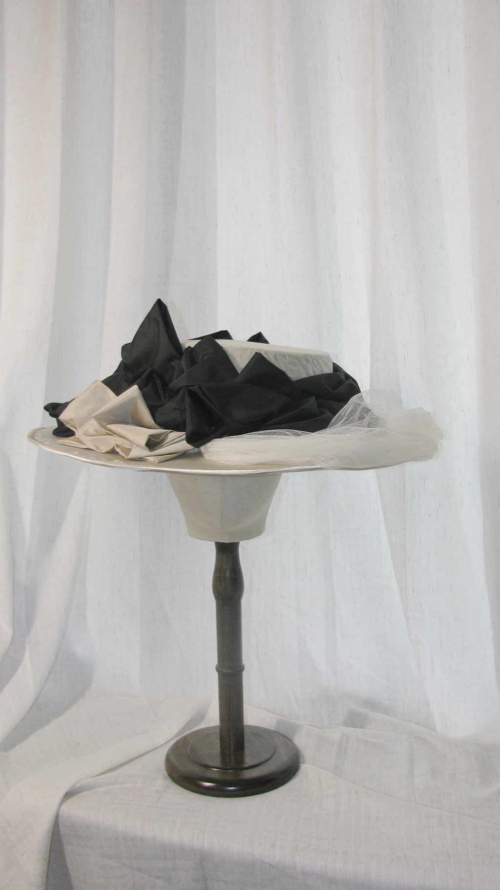 1900 Edwardian Black & White Wide-Brim Hat with Tulle Accents - Elegant Artistic Headwear for Parties/Retro Styling ARHA1012