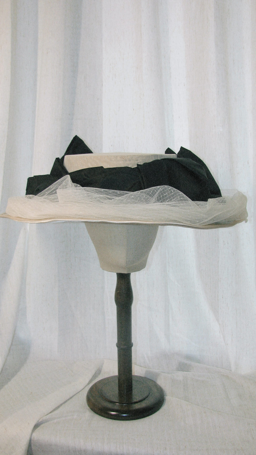 1900 Edwardian Black & White Wide-Brim Hat with Tulle Accents - Elegant Artistic Headwear for Parties/Retro Styling ARHA1012