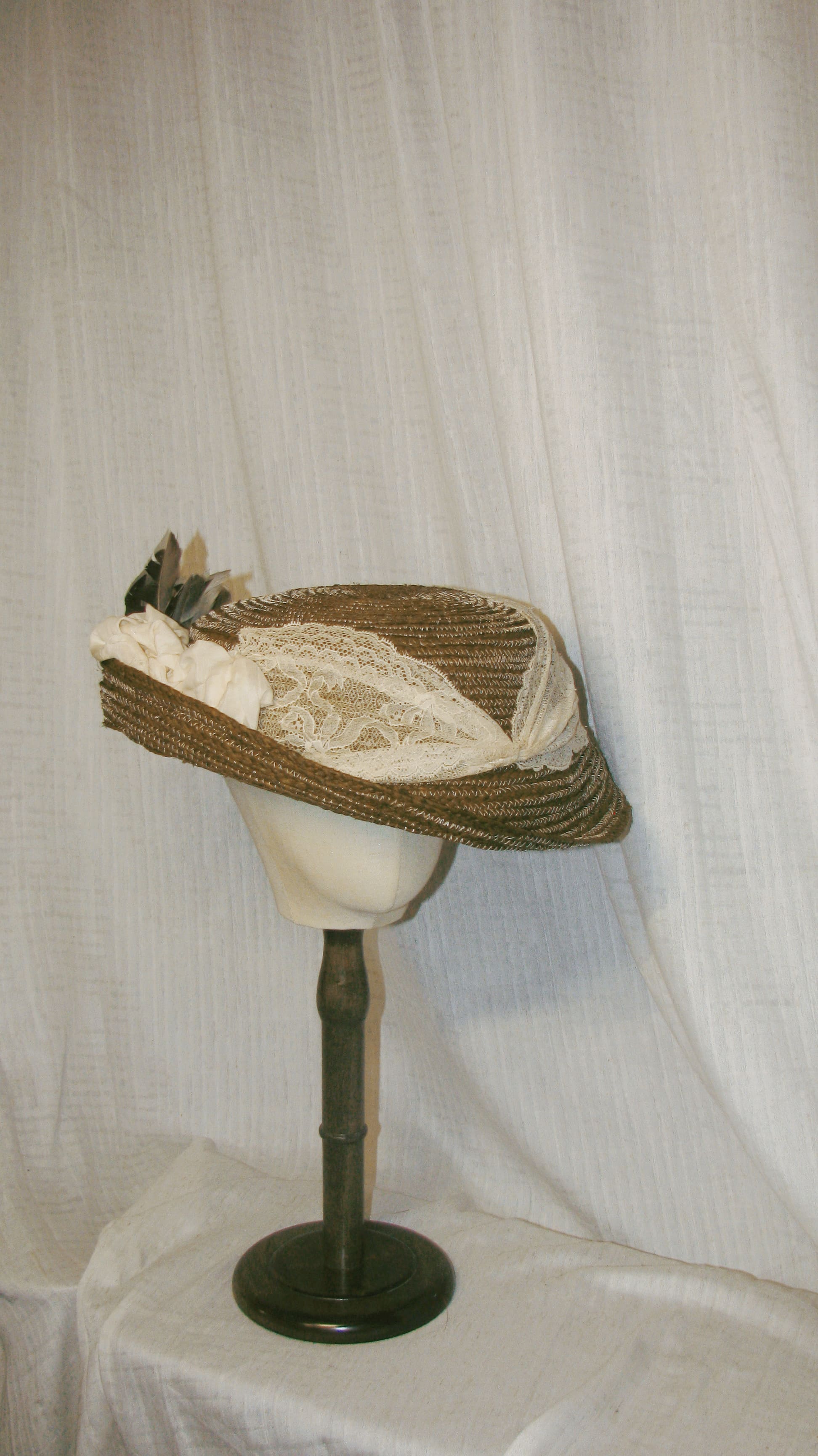 Edwardian Classic Brown Woven Straw Hat with Contrast Feather & Fabric Details – Retro-Inspired Outdoor Event Hat ARHA1007