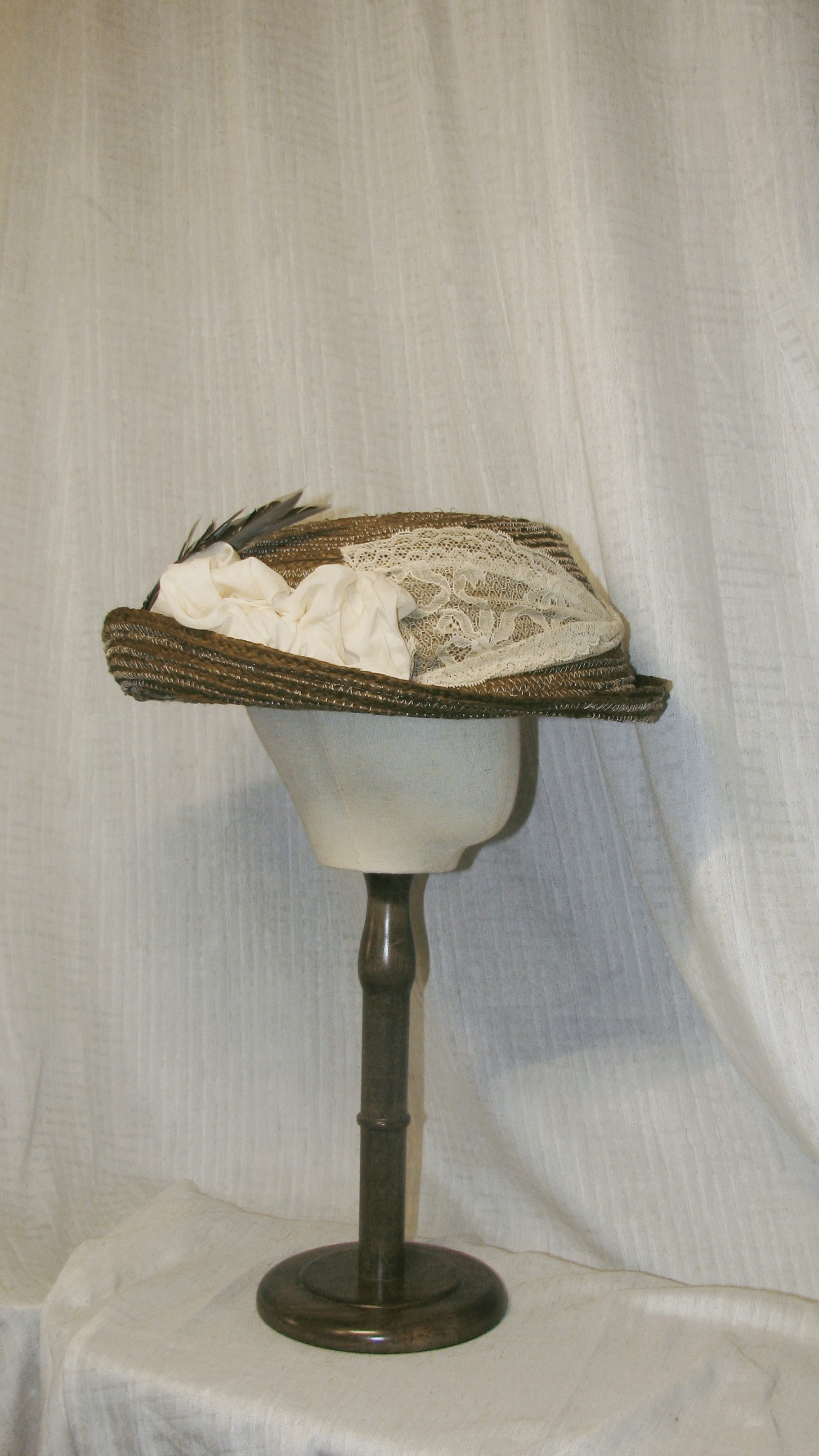 Edwardian Classic Brown Woven Straw Hat with Contrast Feather & Fabric Details – Retro-Inspired Outdoor Event Hat ARHA1007