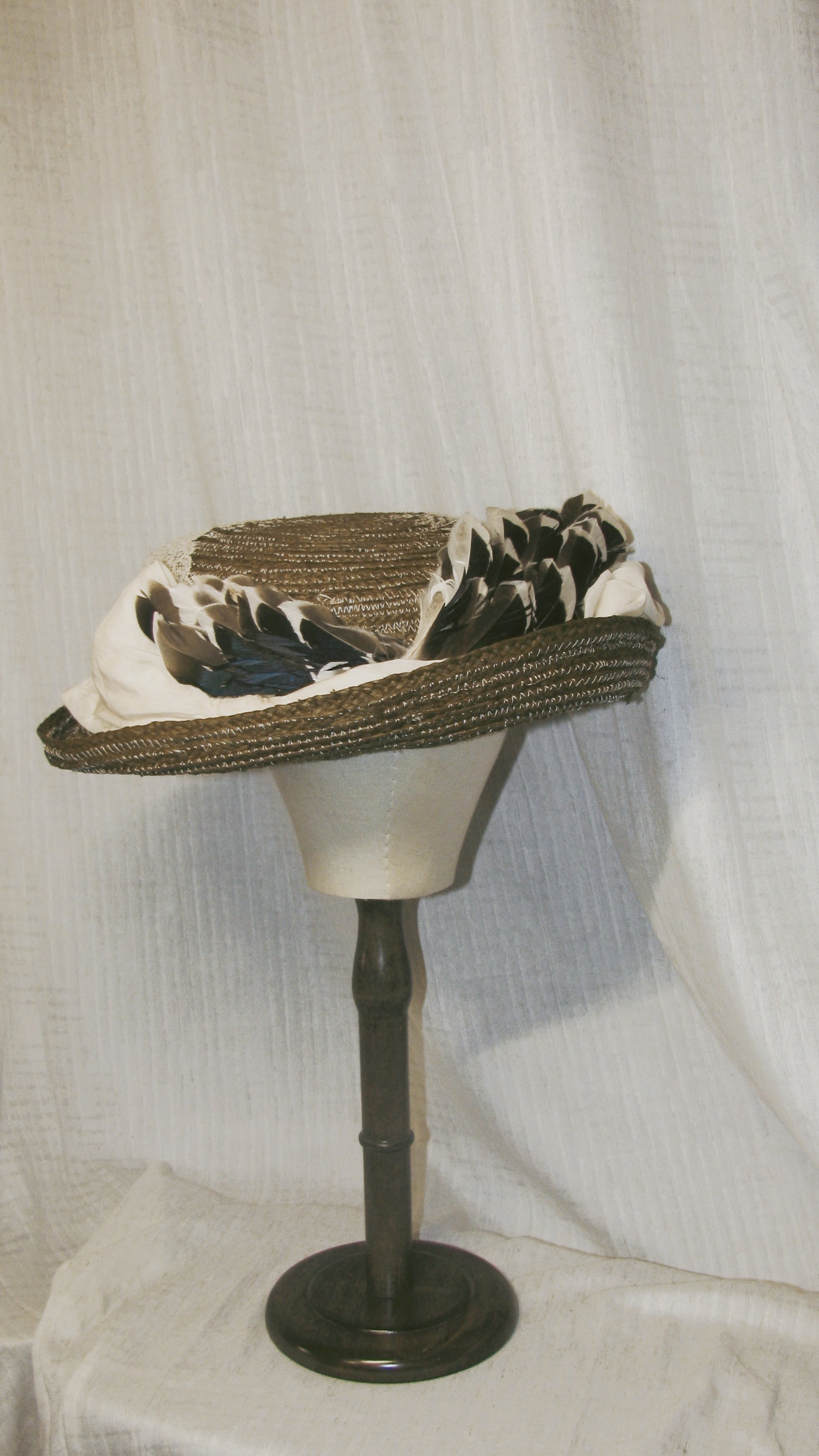 Edwardian Classic Brown Woven Straw Hat with Contrast Feather & Fabric Details – Retro-Inspired Outdoor Event Hat ARHA1007