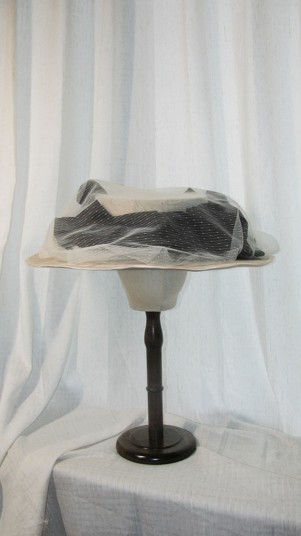 1900 Edwardian Black & White Wide-Brim Hat with Tulle Accents - Elegant Artistic Headwear for Parties/Retro Styling ARHA1012