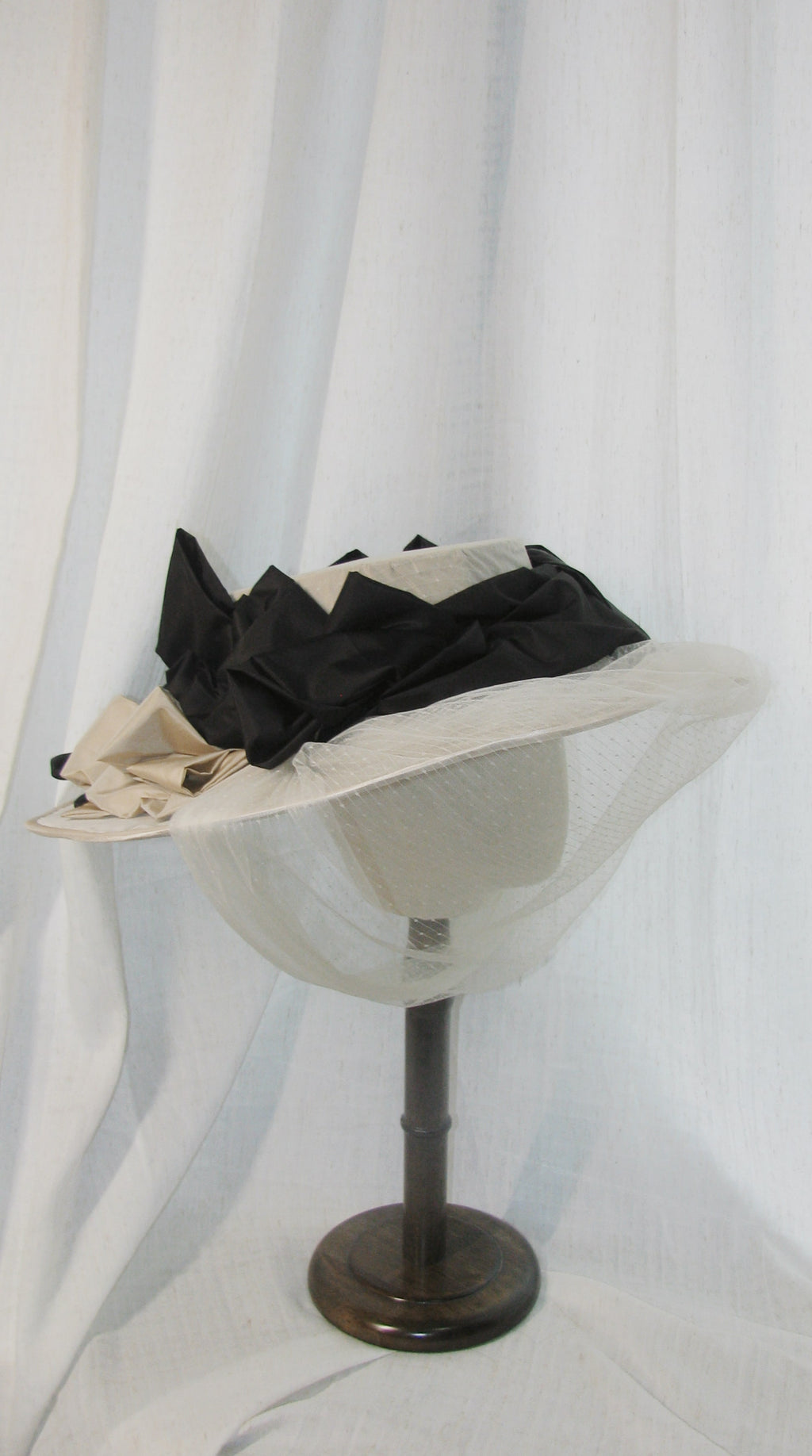 1900 Edwardian Black & White Wide-Brim Hat with Tulle Accents - Elegant Artistic Headwear for Parties/Retro Styling ARHA1012