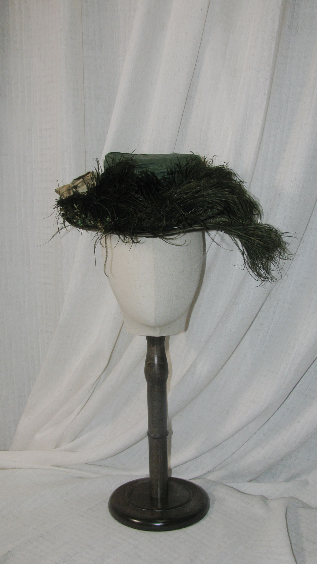 Bustle Dark Green Feathered Hat - Elegant Retro Headwear for Regency-Themed Events & Styling ARHA1013