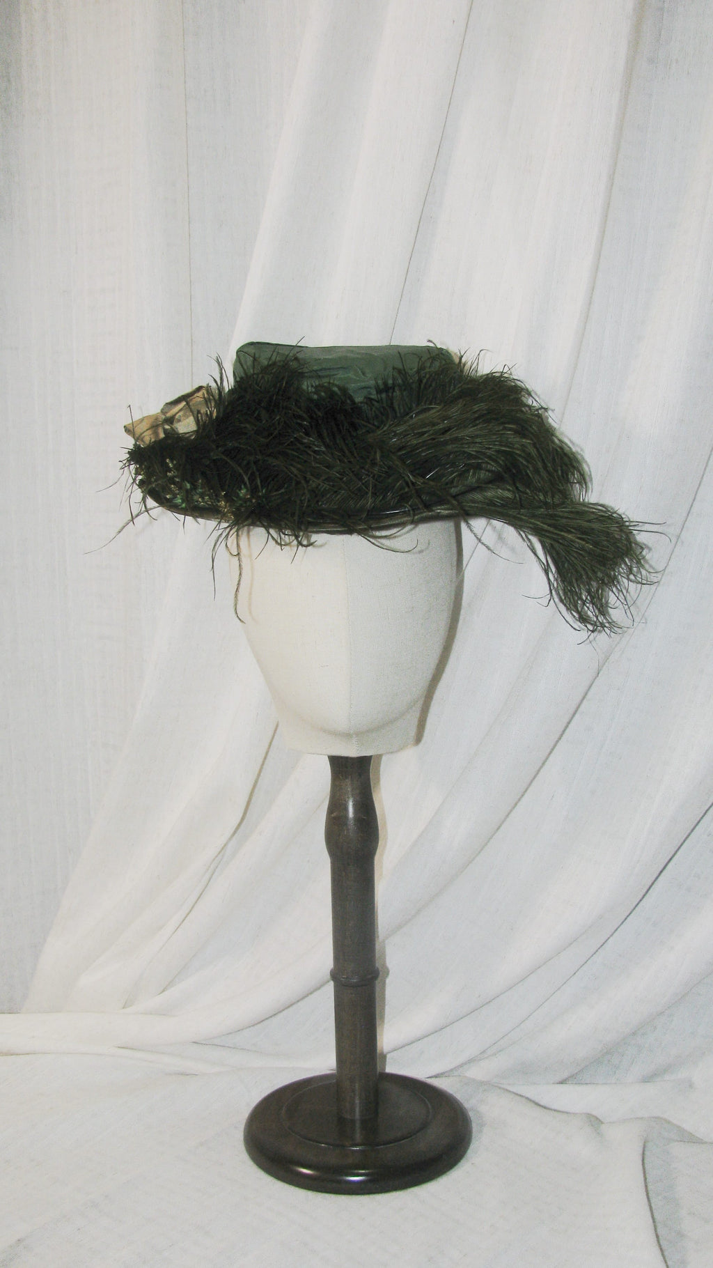 Bustle Dark Green Feathered Hat - Elegant Retro Headwear for Regency-Themed Events & Styling ARHA1013