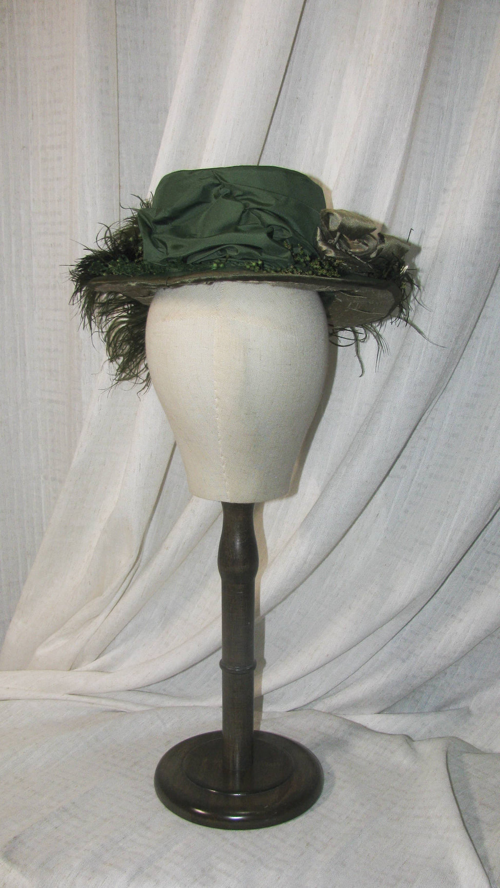 Bustle Dark Green Feathered Hat - Elegant Retro Headwear for Regency-Themed Events & Styling ARHA1013