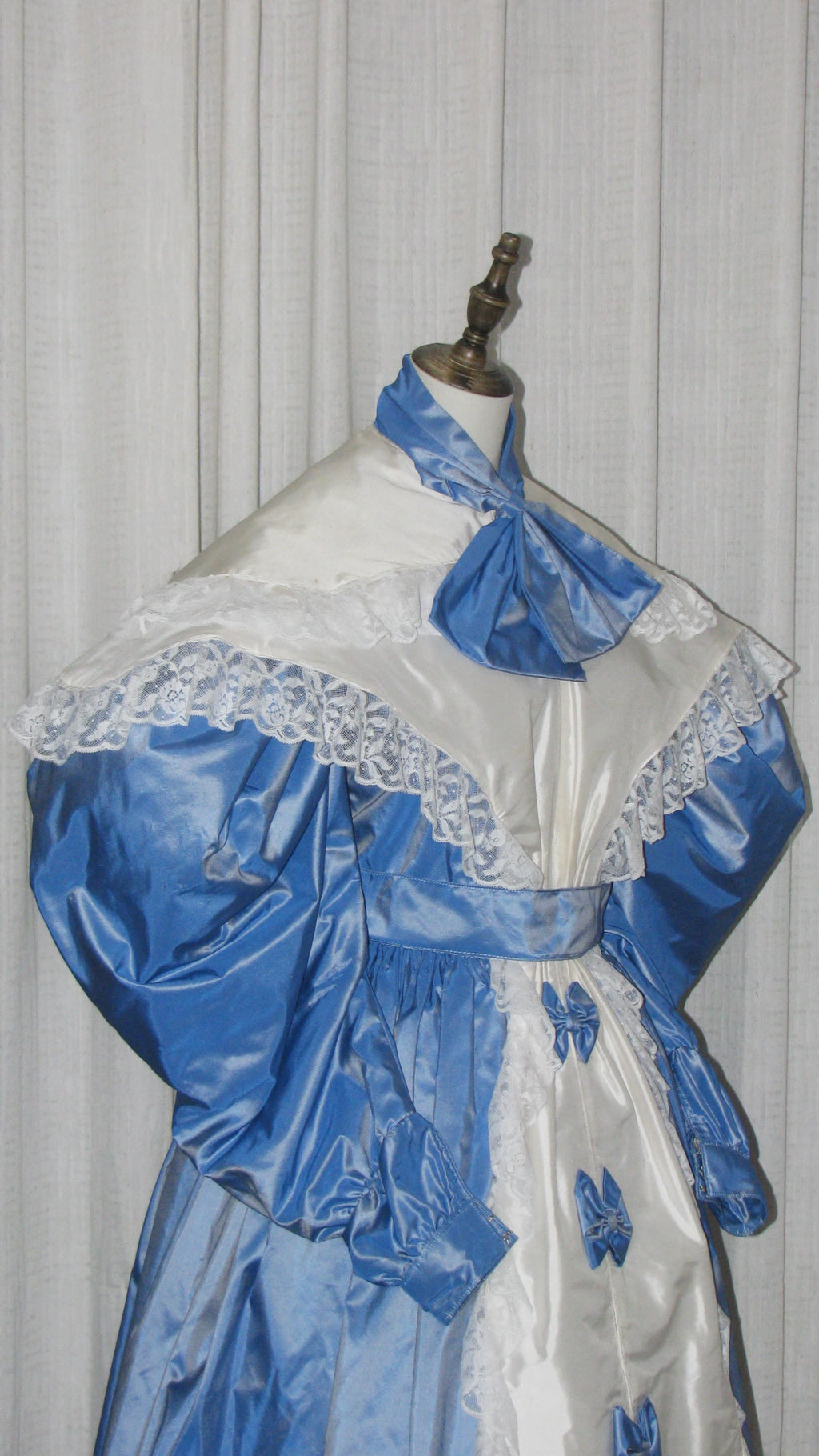 1830s Romantic Blue & White Day Dress with Bows & Lace - ARCL1005