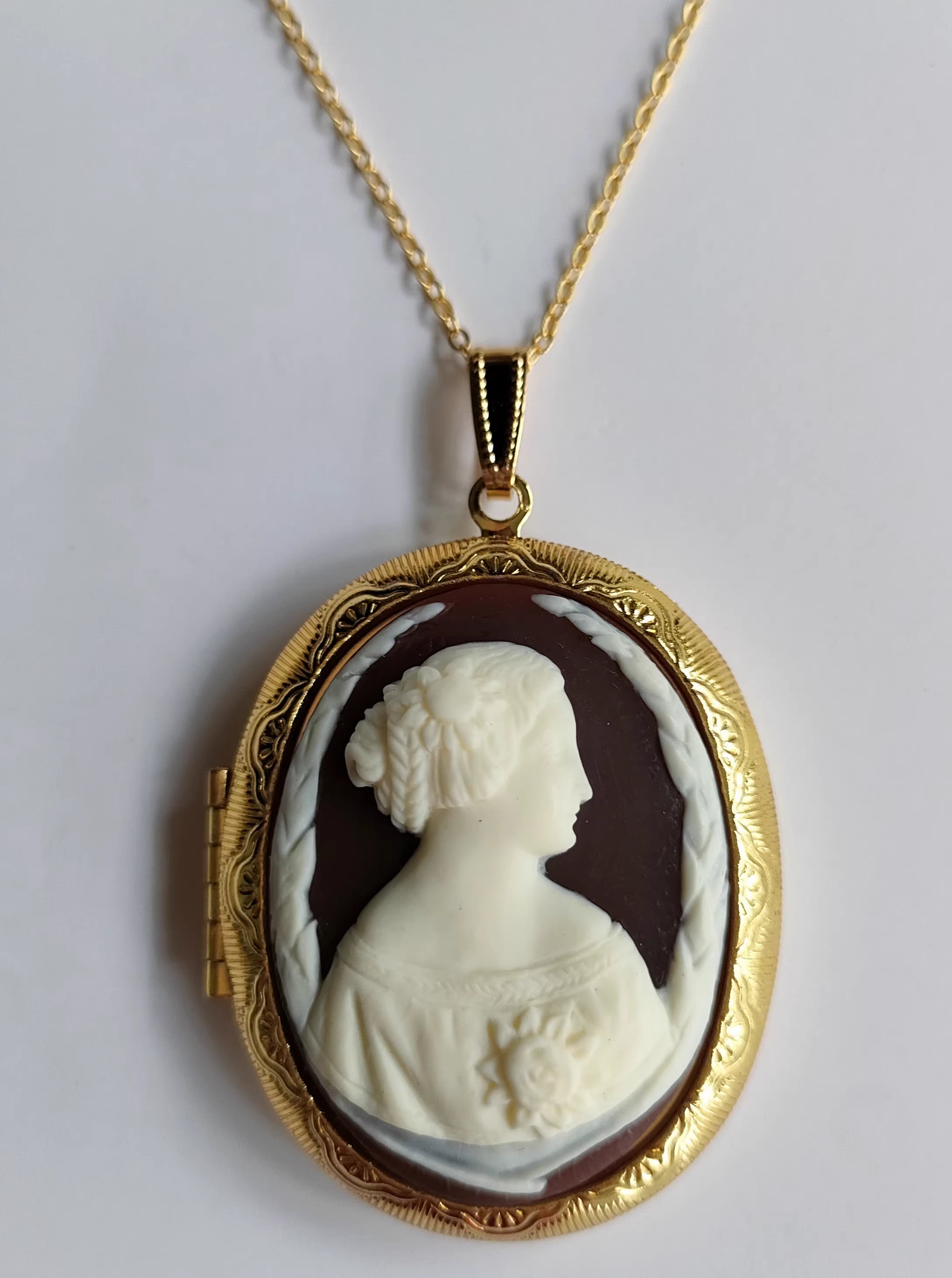 Victorian Cameo Portrait Locket Pendant | Engraved Relief Figure Keepsake Necklace ARCC1019